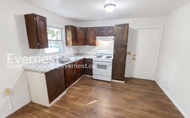 Building Photo - 2-Bedroom Home with Fenced Yard / Pet-Friendly / Vouchers Accepted / Available Now!