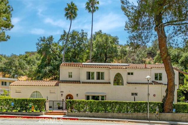 Foto principal - 2644 E Chevy Chase Dr
