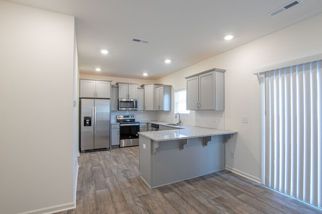 Foto del edificio - BEAUTIFUL 3BD/2.5BTH Townhome - Belmont - ...