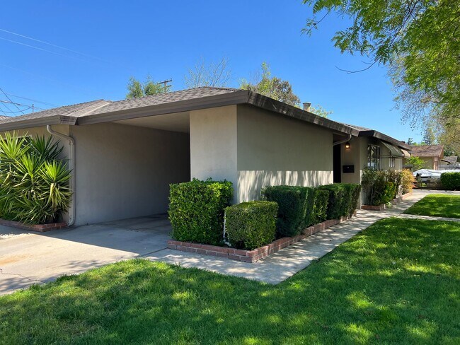 Foto del edificio - Single story one bedroom unit with covered carport!