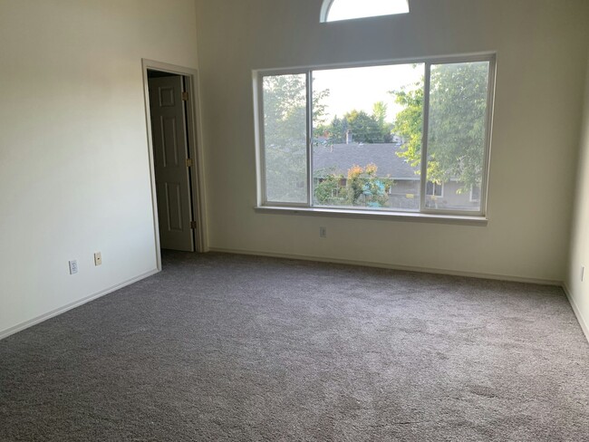 Building Photo - 1367 NE Birkshire Ct