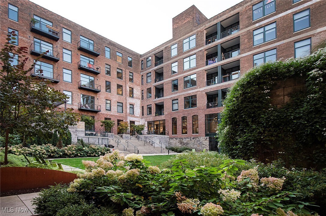 Primary Photo - 725 Johnson Ct