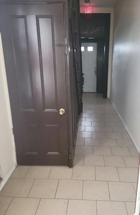 Entrance hallway to building leading to apartment - 422 S 7th St