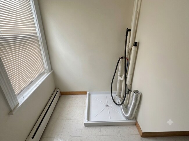 cuarto de lavandería con conexión para lavadora - 13 Winter St