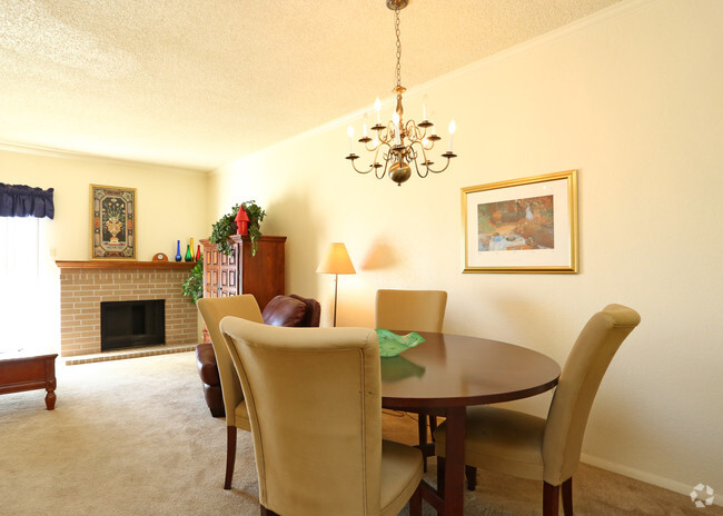 Townhome Dining and Living rooms - Parkridge Place Apartments