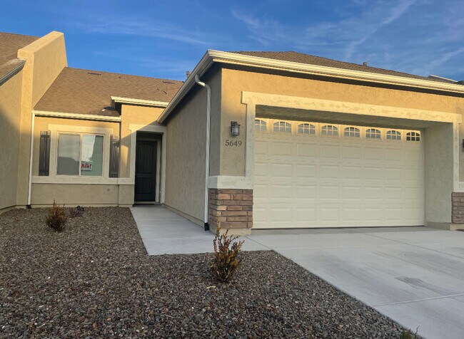 Frente - 5649 N Teaberry Ln