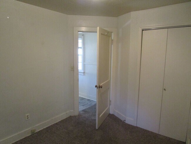 Foto del edificio - *PRICE REDUCED* 1 Bedroom Duplex Right Next to Library - Water/Sewer Included! Available NOW!