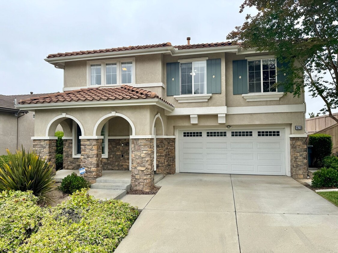 Primary Photo - Great 4B/2.5BA House in Vista!