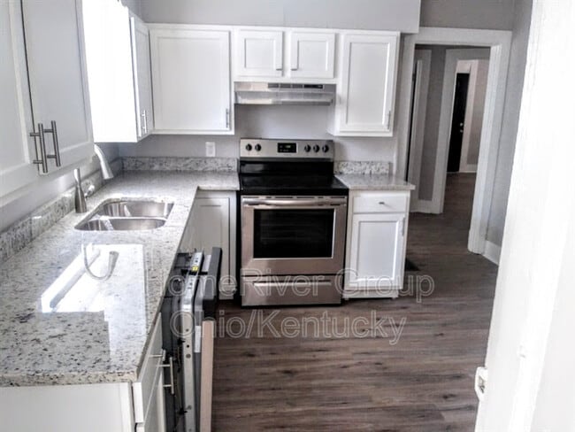 Building Photo - 321 S 43rd St