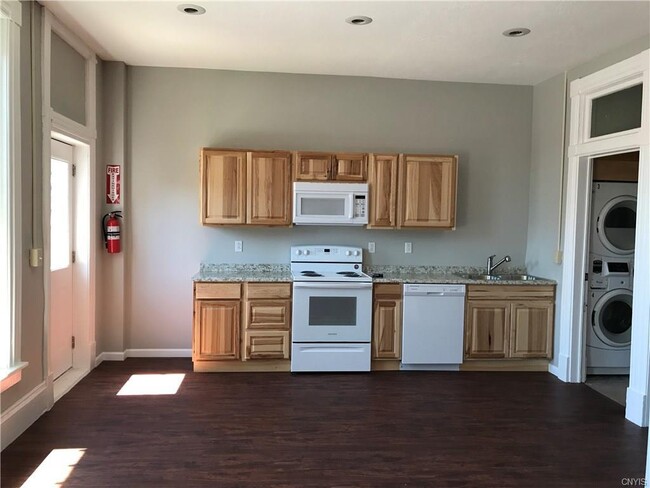 Building Photo - Completely Renovated 2 Bedroom / 1 Full Ba...