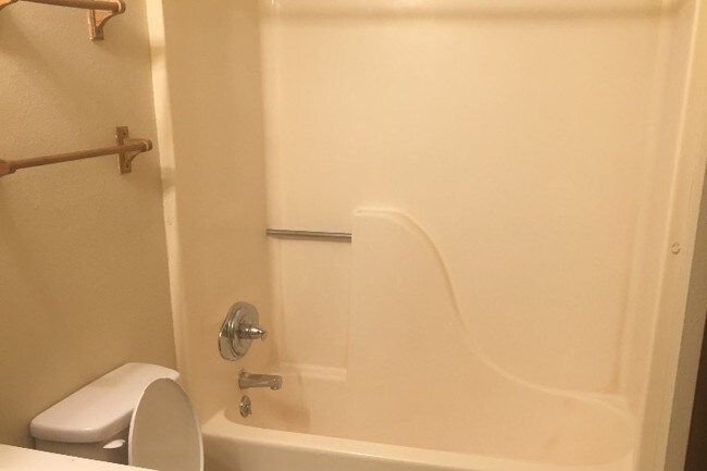 baño - 614 Cantebury Dr