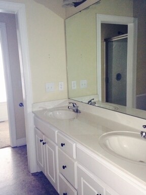 Building Photo - 414 Old Farm Dr