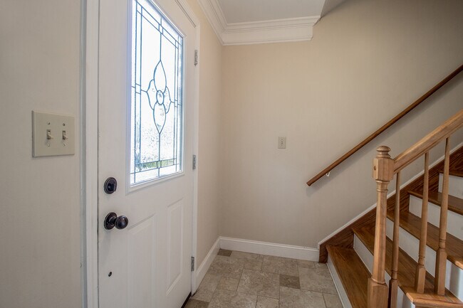 Building Photo - 3 Bedroom 2.5 Bathroom Home with Bonus in ...