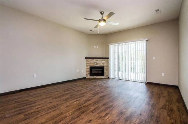 Foto del edificio - 2863 Spring Rose Cir