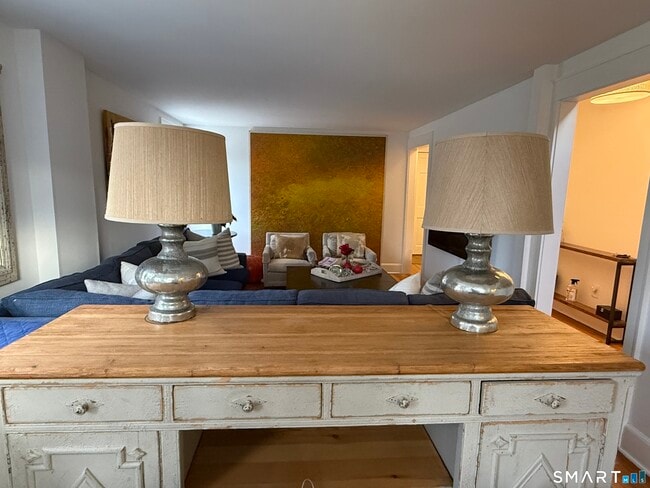 Building Photo - 174 Post Rd W