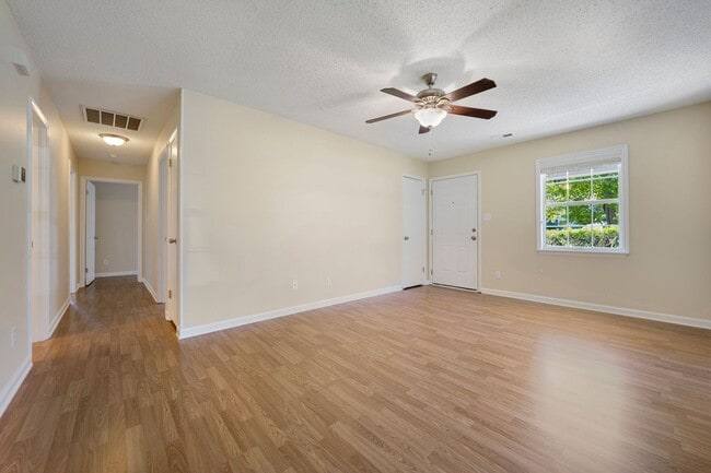 Building Photo - BEAUTIFULLY RENOVATED 3 BEDROOM RANCH, 2 B...