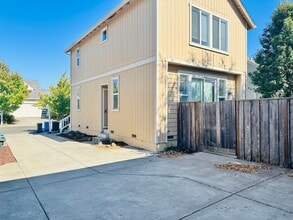 Building Photo - 749 Fresno Ave