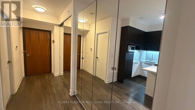 Photo du bâtiment - 36 Park Lawn Rd