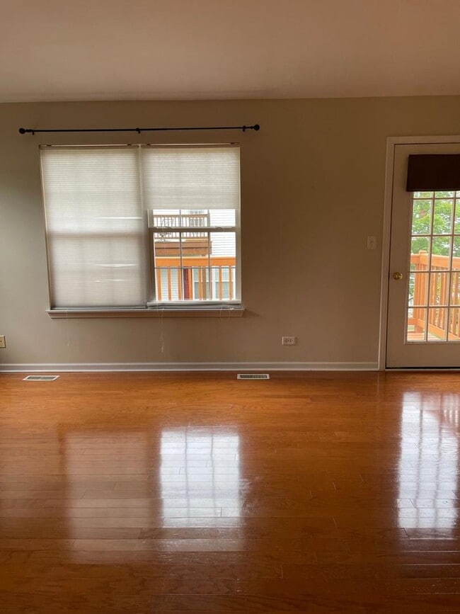 Building Photo - 927 Genesee Dr