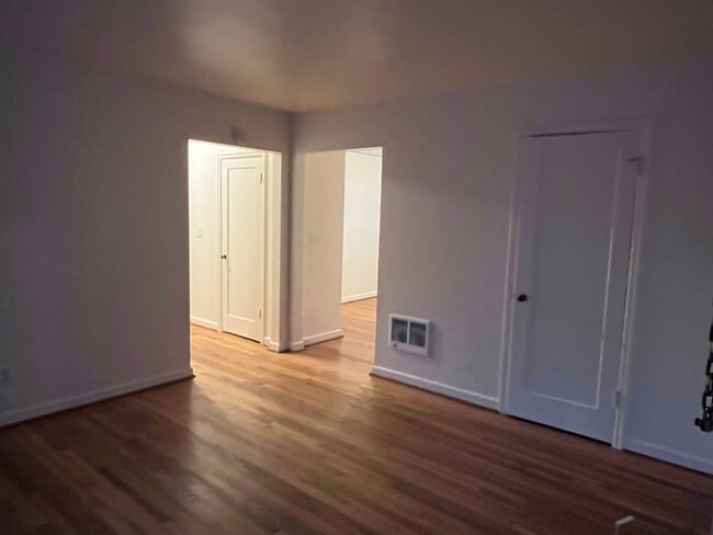 Building Photo - Stunning 2 Bed, 1 Bath Vintage Charmer!