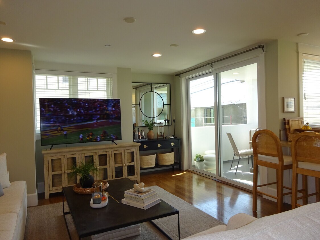 Foto principal - 2416 Crest Dr