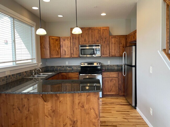 Foto del edificio - Gorgeous End-Unit Townhome Backing to Open Space!