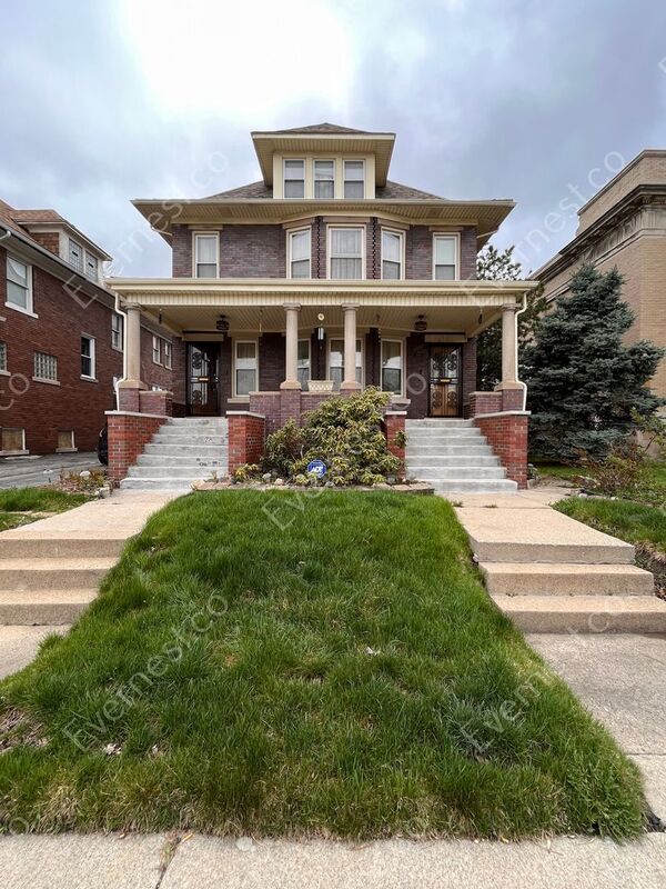 Primary Photo - 1031 E Grand Blvd