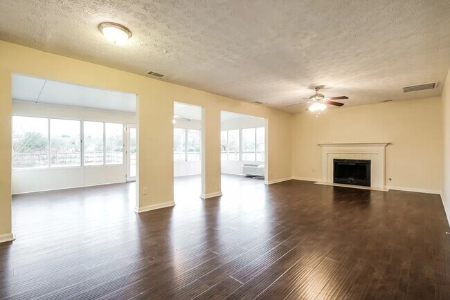 Foto del edificio - 128 Meadowview Ln