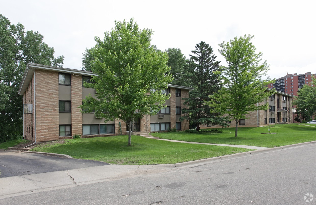 Primary Photo - Grass Lake Manor Apartments