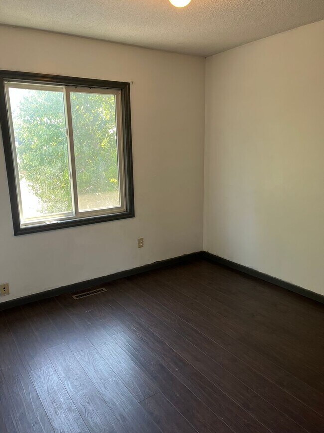 Building Photo - ~ APPLICATIONS PENDING ~ 4 Bedroom, 2 Bath...