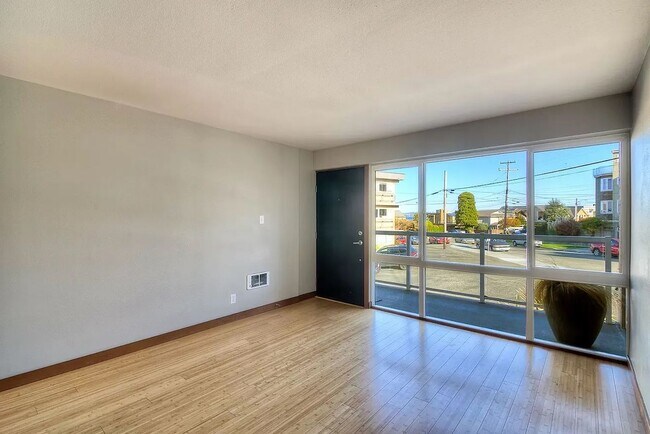 Foto del edificio - Location, Location, Location! - Modern one bedroom near Alki Point Lighthouse