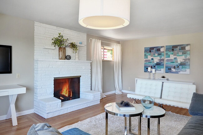 Building Photo - Mid Century Modern in Maple Leaf