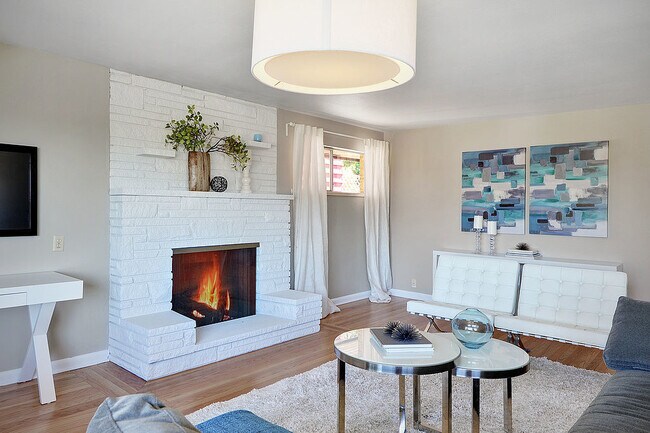 Foto del edificio - Mid Century Modern in Maple Leaf