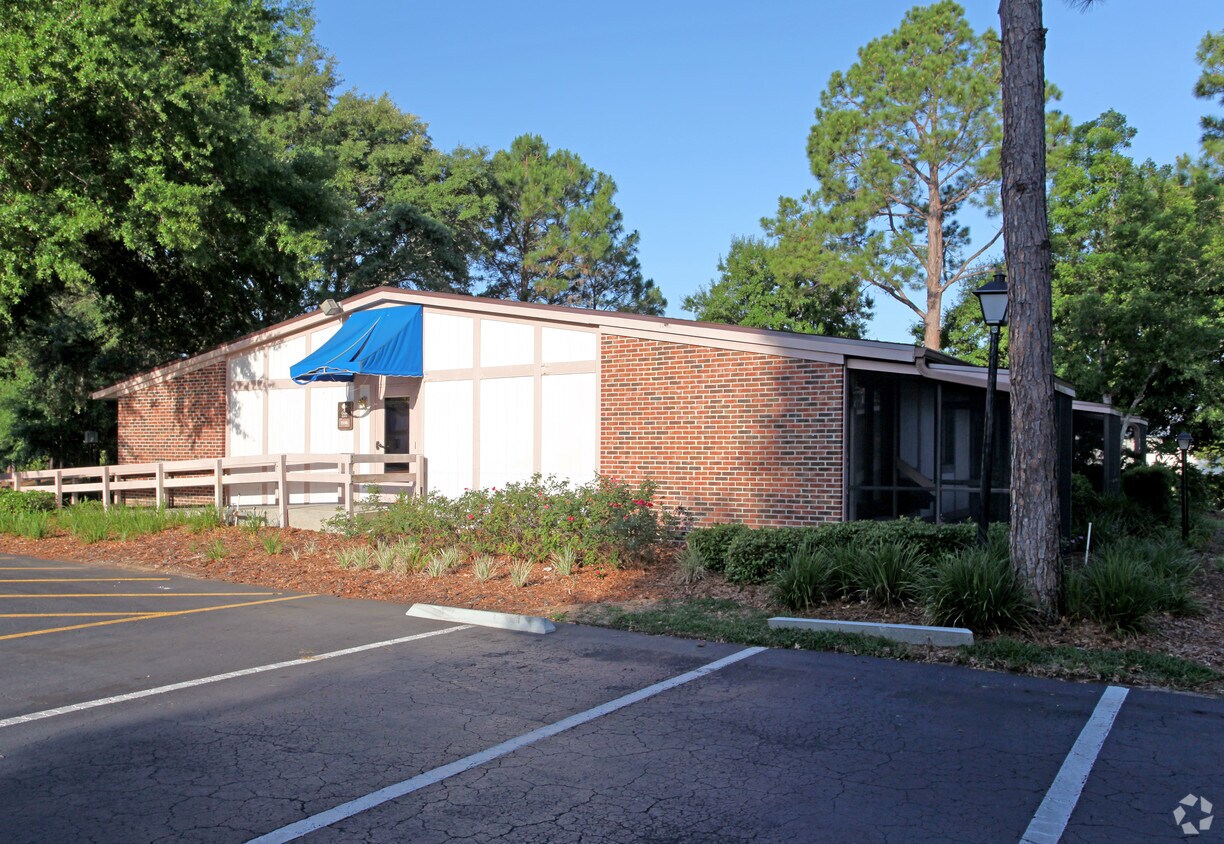 Lake Ridge Village Apartments in Eustis, FL