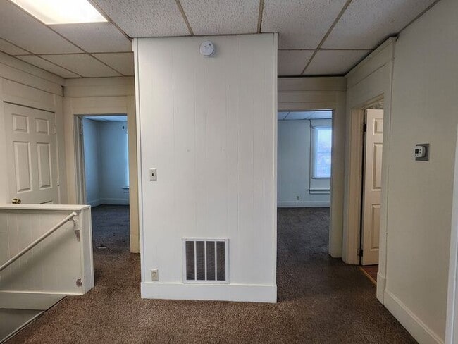 Building Photo - 2 Bedroom Upper Apartment