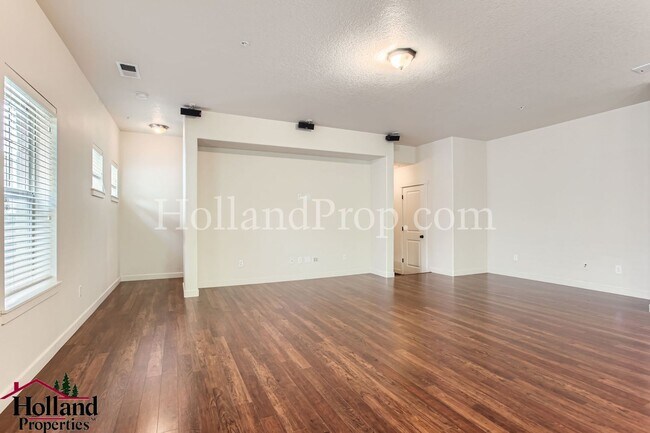 Foto del edificio - Charming 3-Bedroom Open Concept Condo in P...