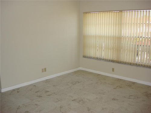 Foto del edificio - 3784 N University Dr