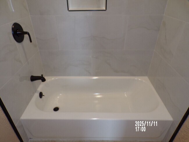 Foto del edificio - home located close to Bishop School District