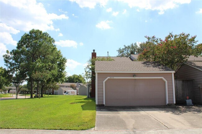 Building Photo - 16842 Holly Trail Dr