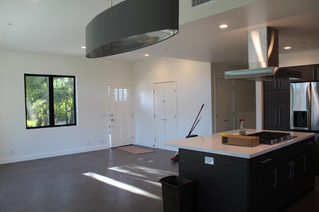 Building Photo - 1220 Rancho Dr