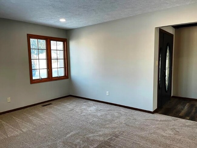 Building Photo - 1102 Sheridan Ct