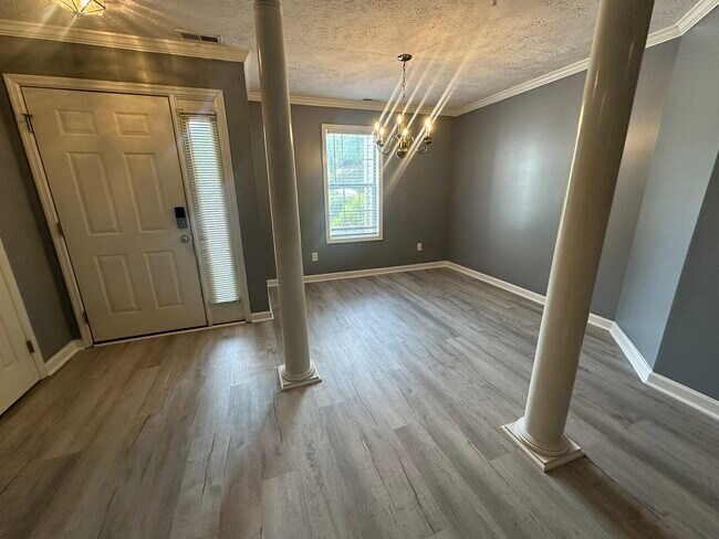 Foto del edificio - 320 Bubble Creek Ct
