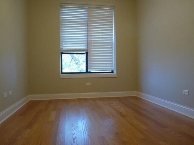 Building Photo - 3359 W Berteau Ave