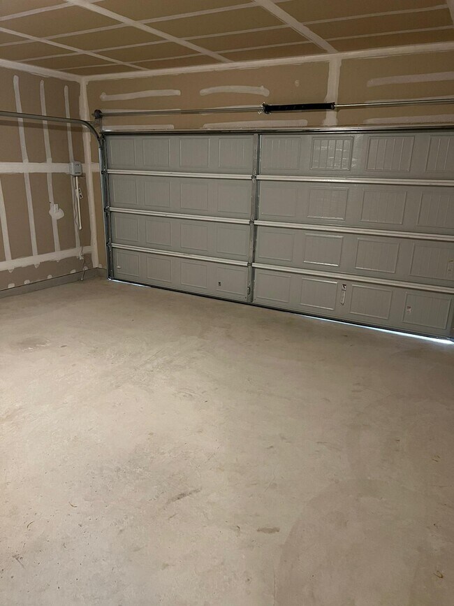 garage - 10809 Timber Brook Pass
