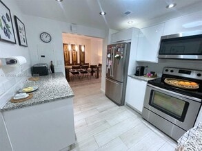 Building Photo - 500 Bayview Dr