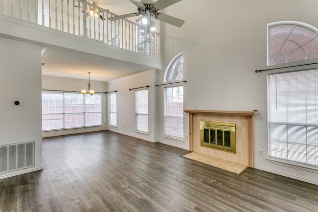 Foto del edificio - Bright & Spacious Home with Flex Room Near...