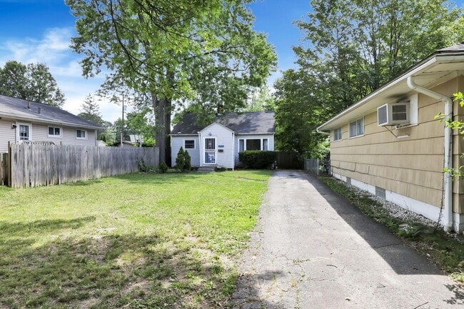 Building Photo - 2940 Hiawatha St