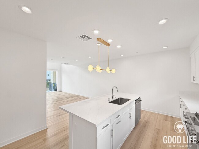 Foto del edificio - Sleek 2BD/3BA Condo in Mira Mesa with Private Balcony, Solar & 2-Car Garage