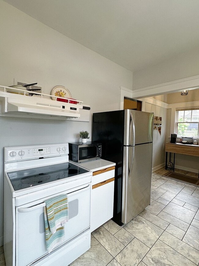Building Photo - Charming Furnished 3BR/2BA Duplex in Histo...