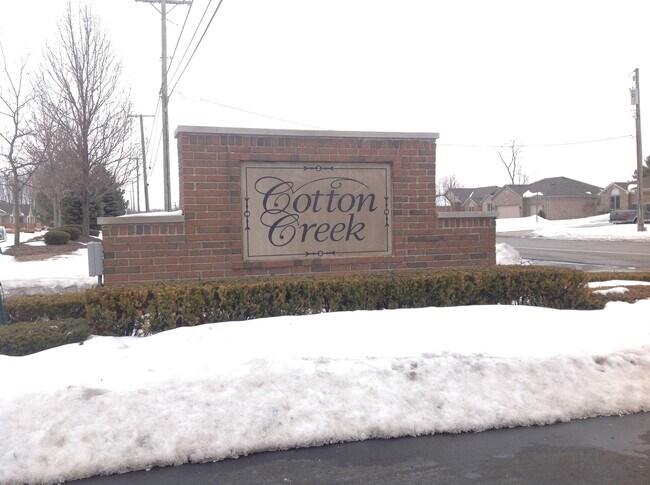 Building Photo - New Baltimore 2 bedroom 2 bath condo